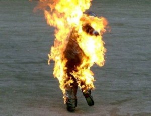 Bakıda kişi özünü polis bölməsinin qarşısında yandırdı