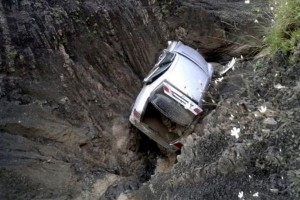 Yardımlıda avtomobil dərəyə aşıb, sürücü ölüb