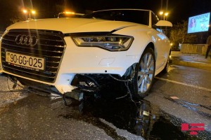 Bakıda minik avtomobili parkın səkisi və ağacına çırpılıb, xəsarət alan var - FOTO