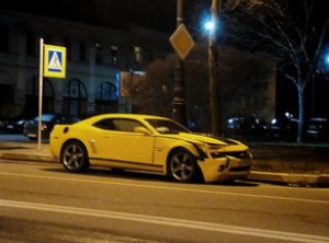 "Chevrolet Camaro" beton maneyə çırpıldı - Bakıda