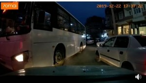 Əks istiqamətə çıxıb yolu bağlayan avtobus sürücüsü - VİDEO