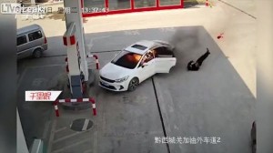 Sürücü alovlanan avtomobili yanacaqdoldurma məntəqəsinə sürdü - VİDEO