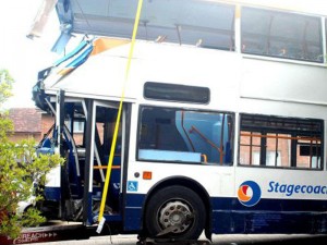 İkimərtəbəli avtobus supermarketə girdi: 2 nəfər öldü – VİDEO