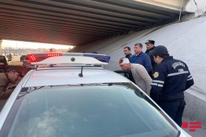 İki avtomobil toqquşdu, sürücü sükan arxasından güclə çıxarıldı  - FOTO