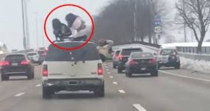 İki qadın avtomobilin üstünə çıxıb rəqs etdi - VİDEO