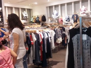 “Sədərək”də qadın mağazadan geyim əşyaları oğurlayıb