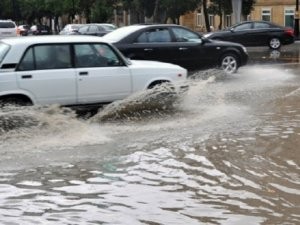 Deputat Bakının su altında qalmasında yağışı ittiham etdi