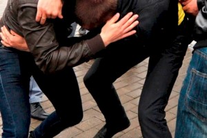 Sevgiyə görə qan töküldü: 17 yaşlı yeniyetməni 16 nəfər döyüb