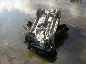 Ağsuda avtomobil çaya düşdü: sürücü ölüb
