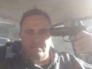 Başına tapança dirəyib foto paylaşdı: dəqiqələr sonra ölü tapıldı - VİDEO