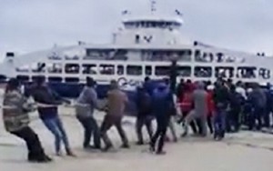 Gəmidə problem yarandı, sahildən kəndirlə dartdılar - VİDEO