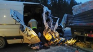 “Mercedes” “Kamaz”ın qoşqusuna çırpıldı: 4 ölü, 3 yaralı - FOTO