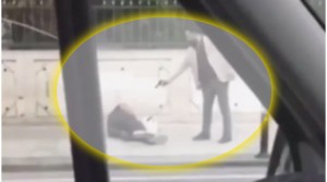 Şəhərin mərkəzində mübahisə etdiyi adamı tapança ilə vurdu: polis şübhəlini axtarır - VİDEO