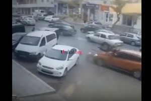 Bakıda qadın sürücü piyadanı vurub digər maşına belə çırpdı  - VİDEO