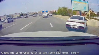 Tıxacdan yayınan sürücü birbaşa ən sağ zolağa keçib təhlükə yaratdı   - VİDEO