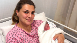 Təcili tibbi yardım maşınında uşaq dünyaya gətirdi - FOTOLAR 
