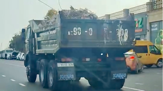 Küləkli havada yükü açıq daşıyan “KamAZ” sürücüsü təhlükə yaratdı   - VİDEO