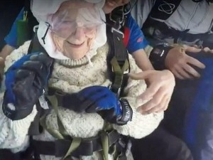 102 yaşlı qadın paraşütlə tullanıb - FOTO