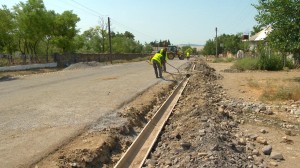 Oğuzdan qonşu rayonlara gediş-gəlişi təmin edən yol yenidən qurulur - FOTO