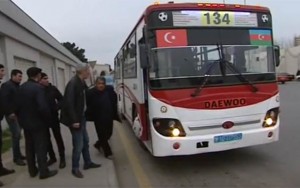 Nəqliyyat müfəttişləri avtobusları saxladı, sərnişinlər yolda qaldı - VİDEO