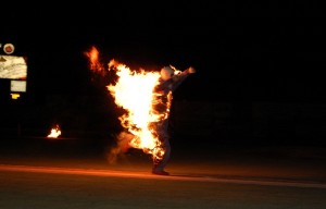 Qardaşı arvadının üzərinə benzin tökərək yandıran şəxsə hökm oxunub
