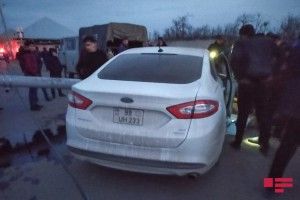 Samuxda avtomobil işıq dirəyinə çırpılıb