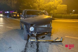 Bakıda avtoxuliqanlıq edən sürücü qəza törədərək hadisə yerindən qaçıb - VİDEO