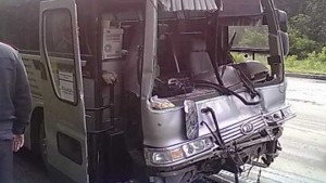 Avtobus taksi ilə toqquşdu: 9 ölü