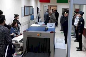 Azərbaycan gömrüyündə insident: Boğazını kəsdi - VİDEO