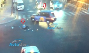 "Moped" qırmızıda keçdi, "London" taksisi onu belə vurdu - REAL GÖRÜNTÜLƏR