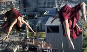 Hörümçək-qadın 17-ci mərtəbədə rəqs etdi - VİDEO