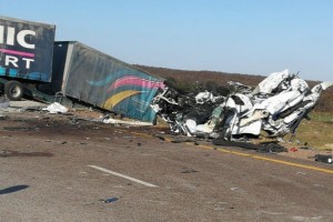 TIR dəhşətli qəza törətdi: Bir avtobus insan həlak oldu