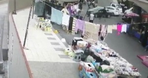 Yaşlı sürücü bazarda insanlara dəhşət yaşatdı: 2-si ağır, 8 yaralı - VİDEO