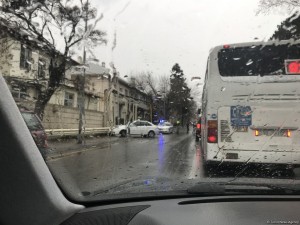 Bakıda minik avtomobili qaz borularına çırpılıb - FOTO