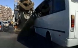 Avtobus betonqarışdıran maşına belı çırpıldı - QƏZADAN VİDEO