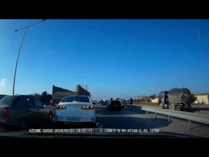 Bakı-Sumqayıt yolunda qəza baş verdi - Maşının təkəri qırıldı - VİDEO