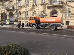 Bakı yollarının yuyucu məhlullarla yuyulmasına başlanıldı