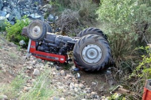 Traktor aşdı: 1 ölü, 1 yaralı - Zərdabda