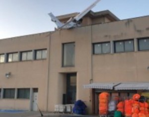 Təyyarə yanacaqdoldurma məntəqəsinə düşdü - VİDEO