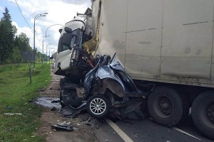 Minik maşınları “TIR”ların arasında qaldı: 4 ölü, 4 yaralı - FOTO