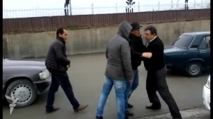 Bakıda nəqliyyat müfəttişini bıçaqladılar - Metronun yanında