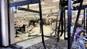 Avtomobil supermarketə girdi: 14 nəfər yaralanıb - VİDEO