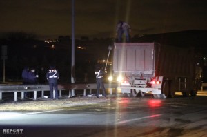 Polis sürücüləri qəzadan qorumaq üçün mağazadan duz alıb yola səpdi – FOTO