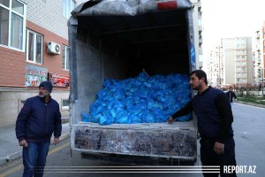 Məcburi köçkün ailələrə bayram sovqatı paylanıb