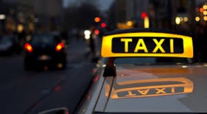 Taksi sürücüsü mübahisə etdiyi qadını avtomobildən atıb qarət etdi