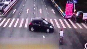 Sürücü reklam lövhəsinə çırpılıb öldü - VİDEO