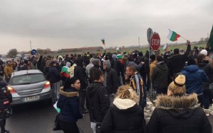 Aksiya iştirakçıları sərhəd yolunu bağladı