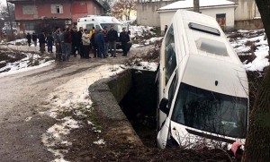 Əlil şagirdləri daşıyan mikroavtobus kanala düşdü: 5 yaralı - FOTO