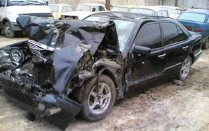 Paytaxtda “Mercedes” səkiyə çırpıldı: sürücü xəsarət alıb