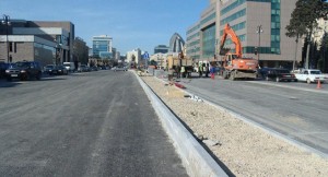 Babək prospektindəki obyektlər təmir olunmuş yola zərər vurur